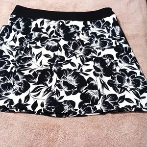 Black & White Skirt Floral Size 16 Back zipper pockets, full zipper in back. New